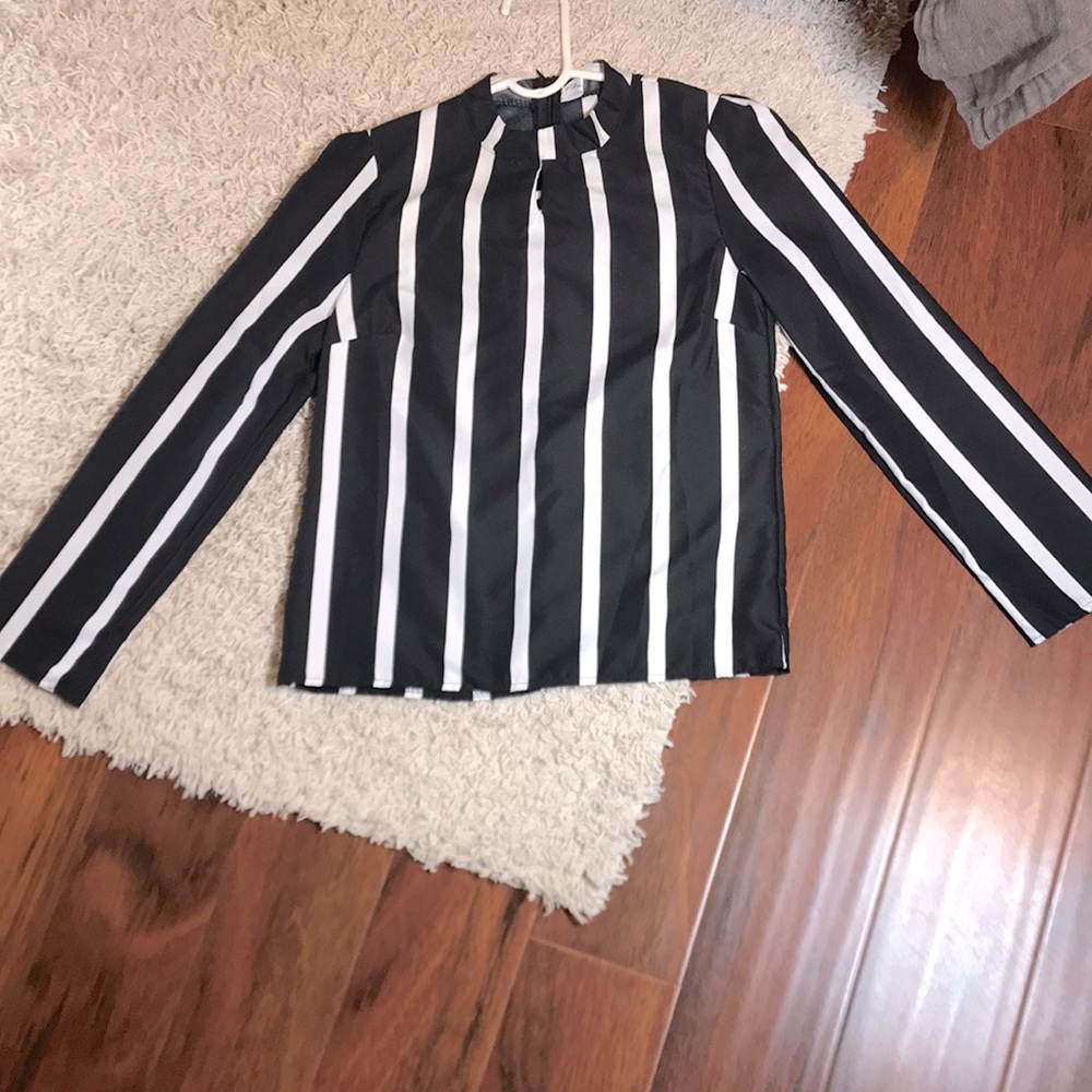 Vertical Black and White Keyhole Top